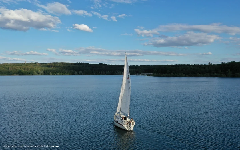 Segelboot auf dem Möhnesee