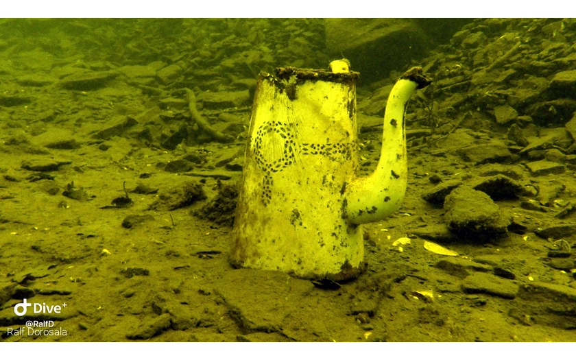 Unterwasseraufnahme einer alten Kaffeekanne auf dem Seegrund.