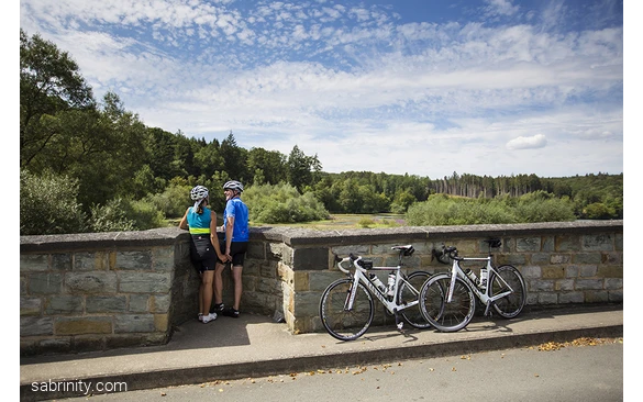 Paar genießt die Aussicht von der Kanzelbrücke