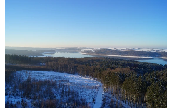 Aussicht auf verschneiten Möhnesee