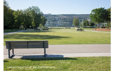 Seepark mit Blick auf den Möhnesee