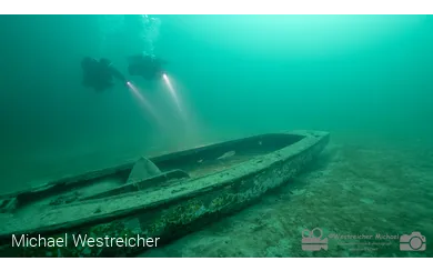 Taucher an einem gekenterten Boot