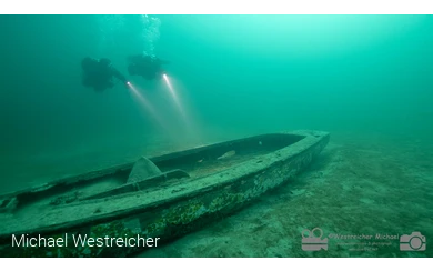 Taucher an einem gekenterten Boot