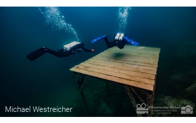 Taucher an Tauchplattform