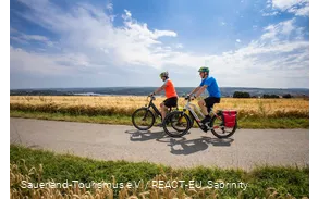 Radfahrer zwischen den Feldern