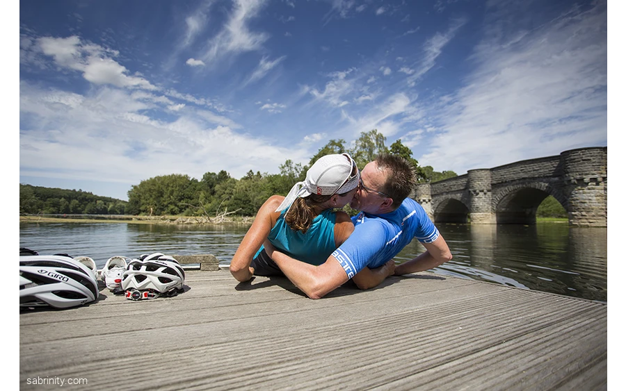 Paar küsst sich am See