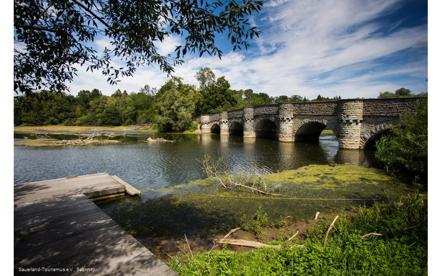 Die malerische Kanzelbrücke ist die älteste Brücke über den Möhnesee.