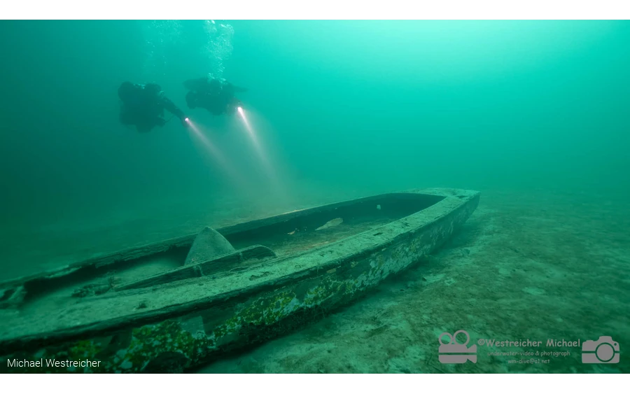 Taucher an einem gekenterten Boot