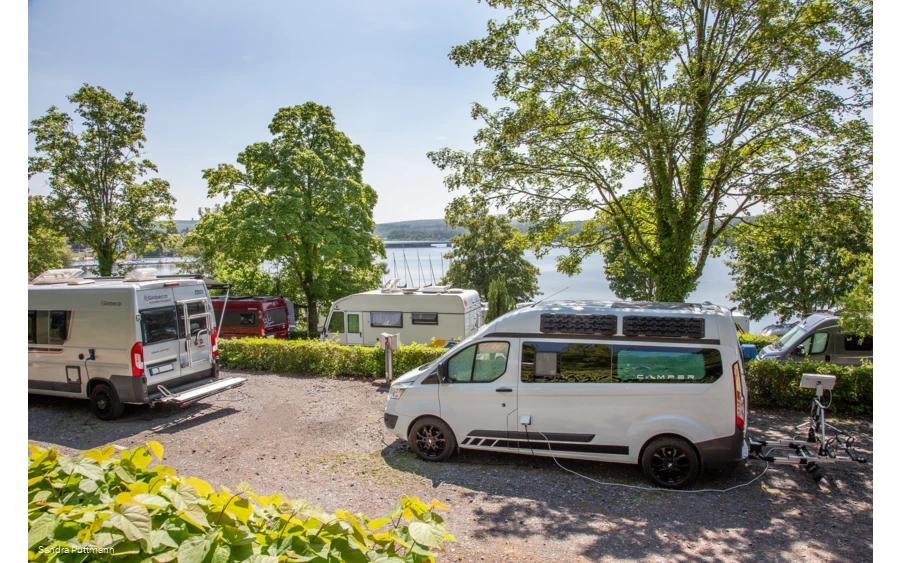 Wohnmobilstellplatz mit Blick auf den Möhnesee.