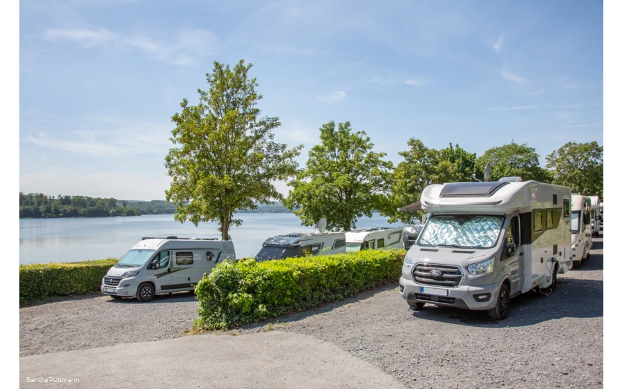 Wohnmobilstellplatz mit Blick auf den Möhnesee.
