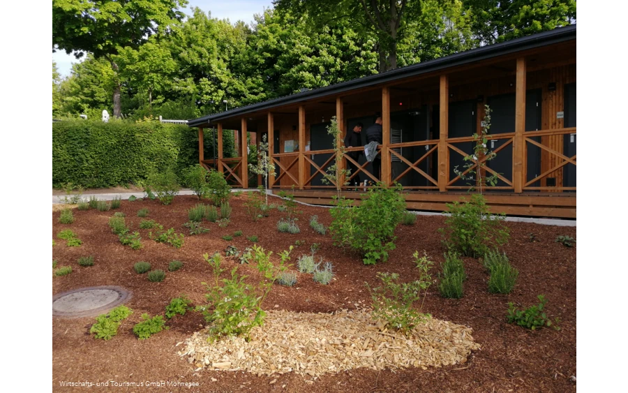 Sanitärhäuschen mit Kräutergarten am Wohnmobilstellplatz Möhnesee Delecke