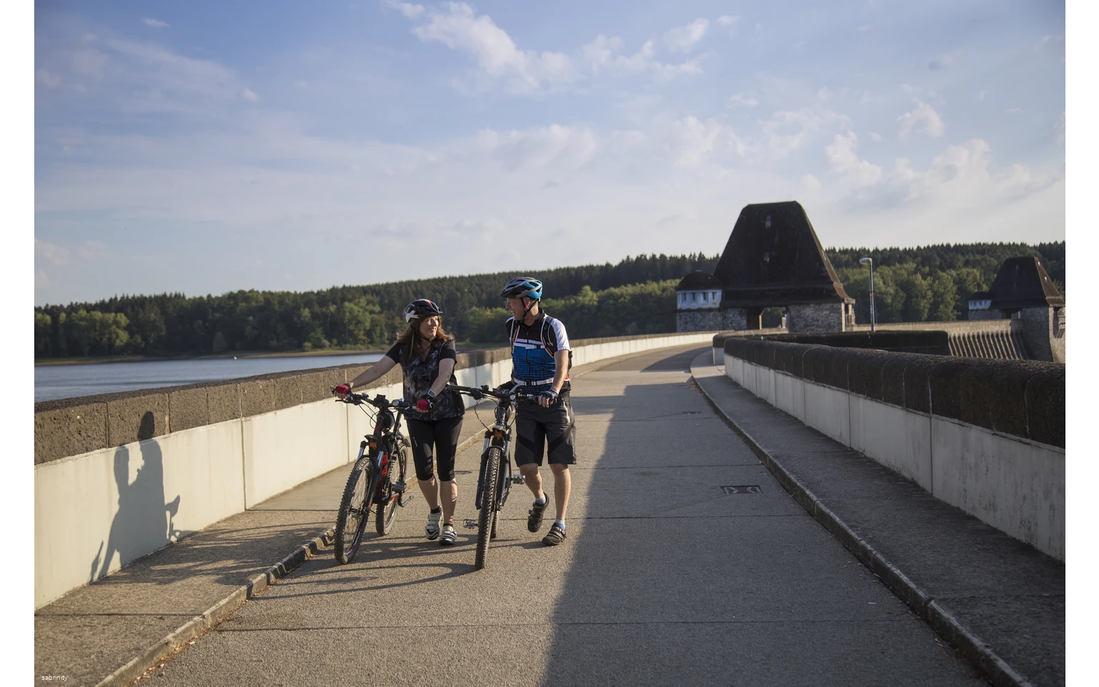 Radfahrer auf der Staumauer