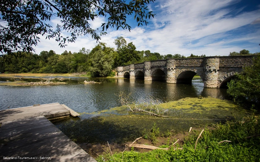 Die malerische Kanzelbrücke ist die älteste Brücke über den Möhnesee. Die malerische Kanzelbrücke ist die älteste Brücke über den Möhnesee.