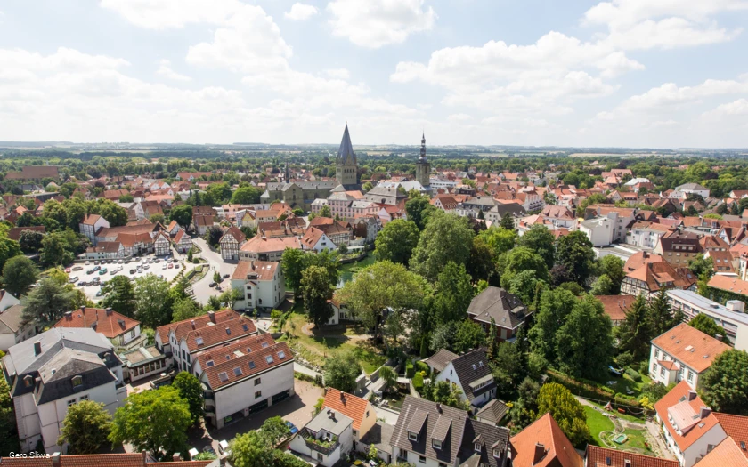 Luftaufnahme der Kleinstadt Soest mit Kirchtürmen und roten Dächern.