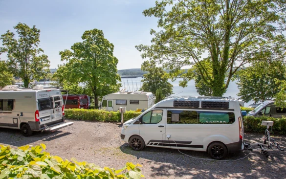 Wohnmobilstellplatz mit Blick auf den Möhnesee.