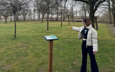 Person bereitet sich mit Discgolf-Scheibe in der Hand auf einen Wurf vor