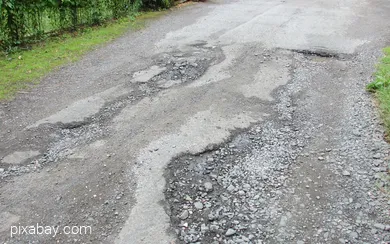 Asphalt mit Schlagloch