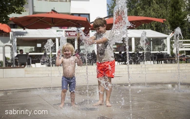 Wasserspiel Kinder Pankratiusplatz.jpg