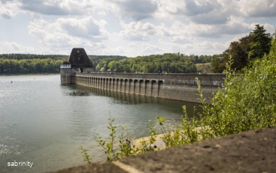 Staumauer des Möhnesees mit Blick auf den See im Sommer oder Frühling.