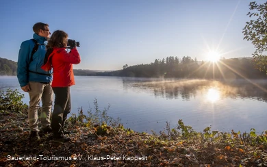 Wanderer am Ufer des Möhnesees