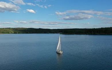 Segelboot auf dem Möhnesee