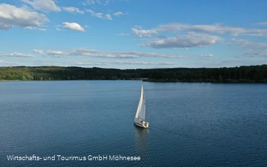 Segelboot auf dem Möhnesee