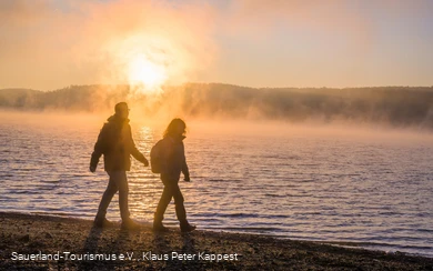 Wanderer im Morgengrauen am Möhnesee
