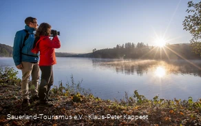 Wanderer am Ufer des Möhnesees