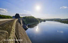 Staumauer mit Ausgleichsweiher
