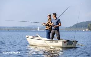 Zwei Angler im Boot auf dem Möhnesee
