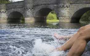 Radfahrer plantschen im Wasser Kanzelbrücke Möhnesee (3).jpg