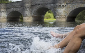 Radfahrer plantschen im Wasser Kanzelbrücke Möhnesee (3).jpg