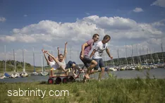 Freunde in Bollerwagen am See