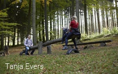 Familie auf Wippe im Wald