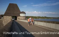 Gruppe auf der Staumauer