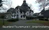 Ehemaliges Jagdschloss am Weg