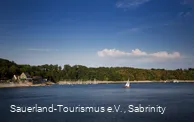 Auf dem Mohensee tummeln sich viele Segelboote.