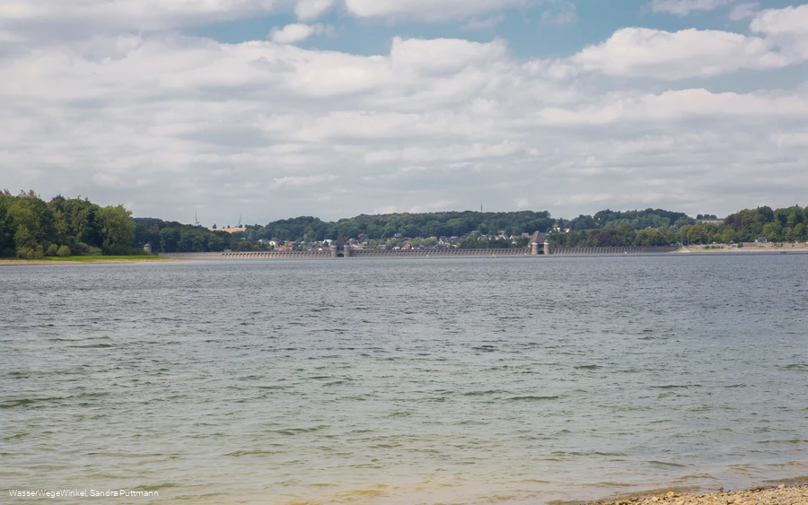 Blick auf den Möhnesee mit Staumauer