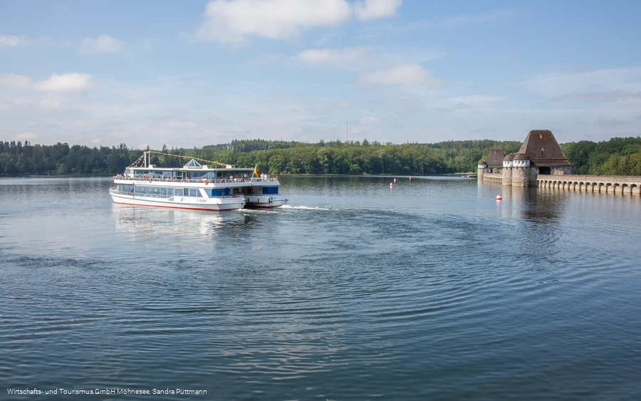 Möhneseeschifffahrt mit Staumauer Möhneseeschifffahrt mit Staumauer