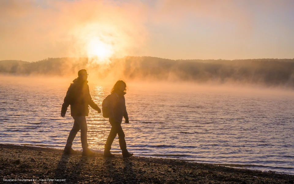 Wanderer im Morgengrauen am Möhnesee