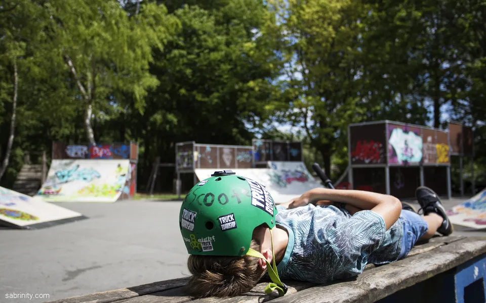 Skater liegend auf einer Bank