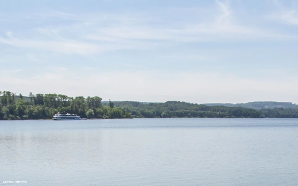 Ruhiges Wasser im Sommer