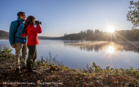 Wanderer am Ufer des Möhnesees