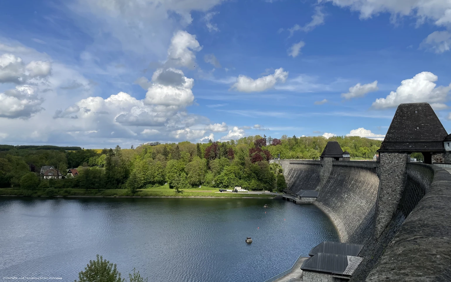 Staumauer Möhnesee mit Ausgleichsweiher