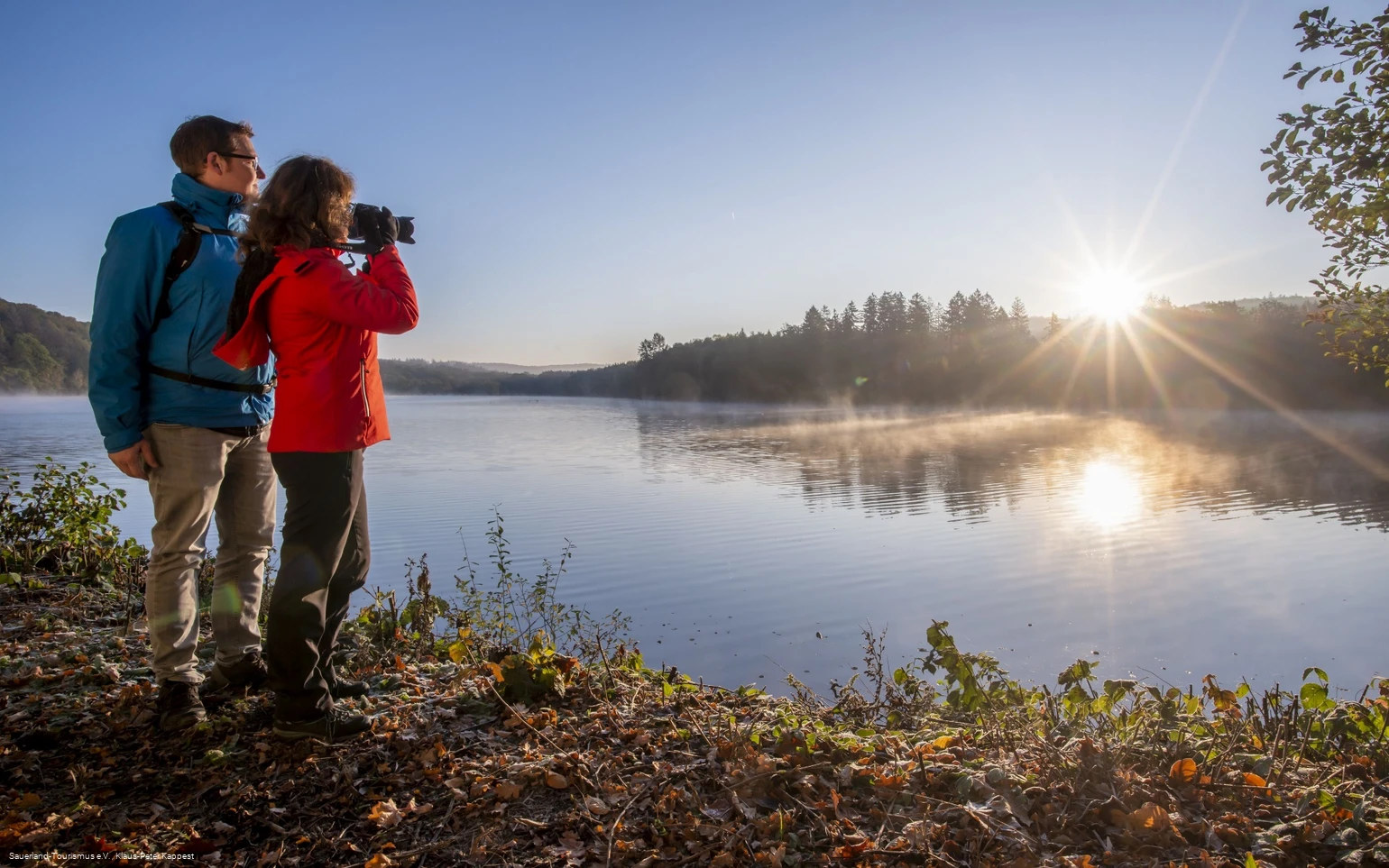 Wanderer am Ufer des Möhnesees