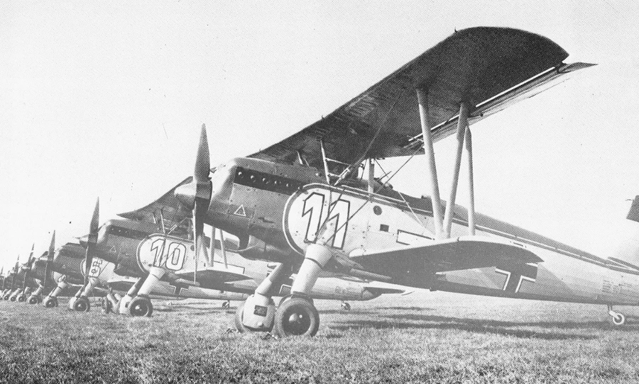 Historisches Schwarzwei&szlig;foto: Mehrere Doppeldecker-Milit&auml;rflugzeuge auf einem Flugfeld