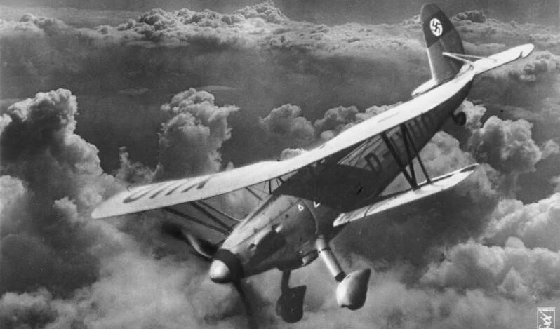 Historisches Schwarzwei&szlig;foto eines Doppeldeckers im Flug &uuml;ber Wolken