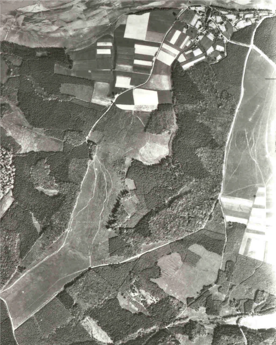 Historische Schwarzwei&szlig;-Luftaufnahme einer Landschaft mit Feldern, W&auml;ldern und Wegen