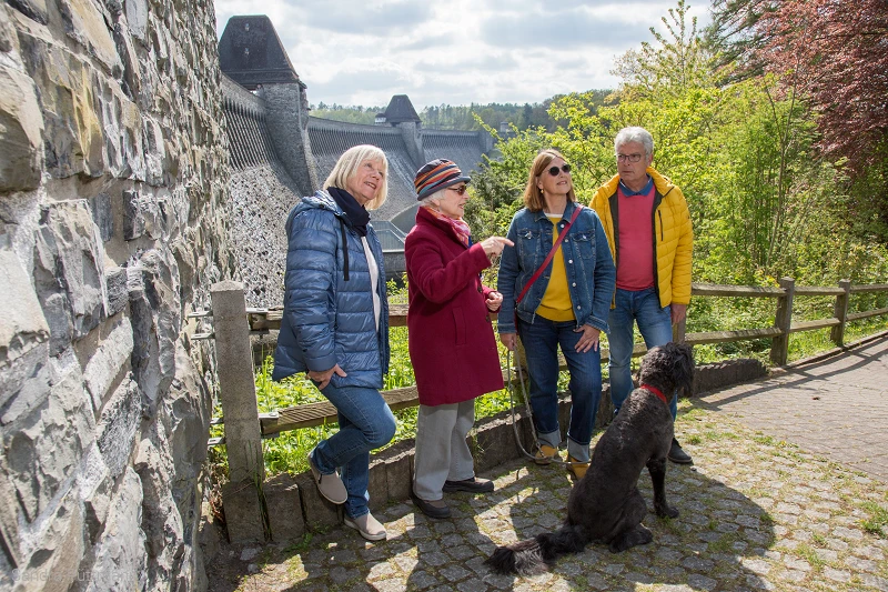 Kleingruppe am Plateau der Staumauer