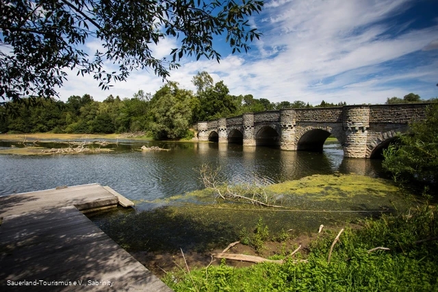 Die malerische Kanzelbrücke ist die älteste Brücke über den Möhnesee.